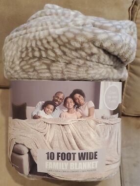 NWT Life Comfort 10 Foot Wide Family Blanket - 120"x120" Oversized Plush